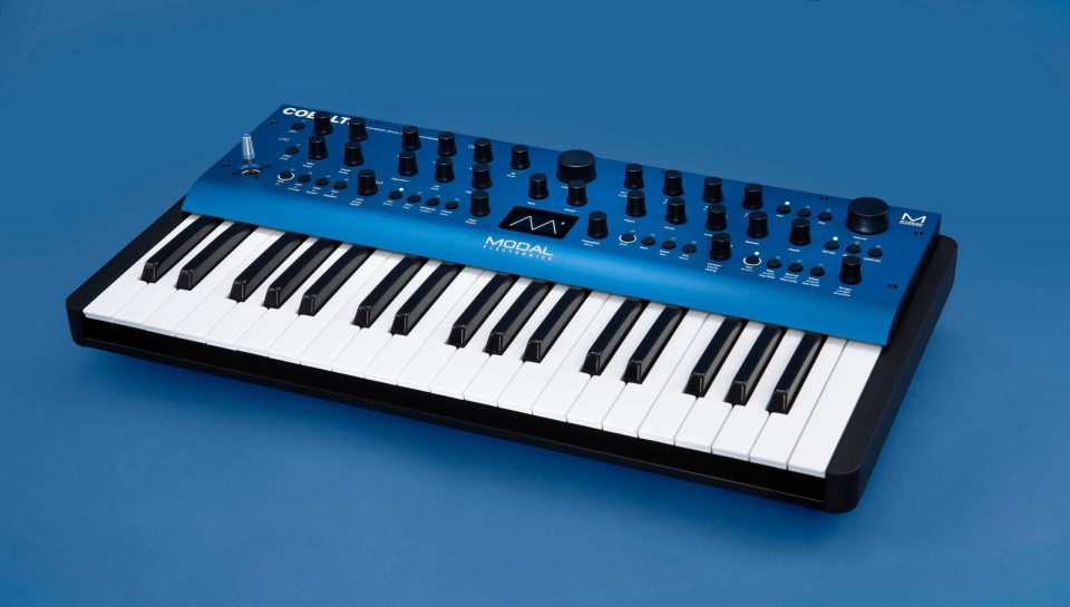 Маленькие синтезаторы. Korg MOOG. Blue Midi Keyboard. Синтезатор неон. Cobalt 5s modal Electronics.