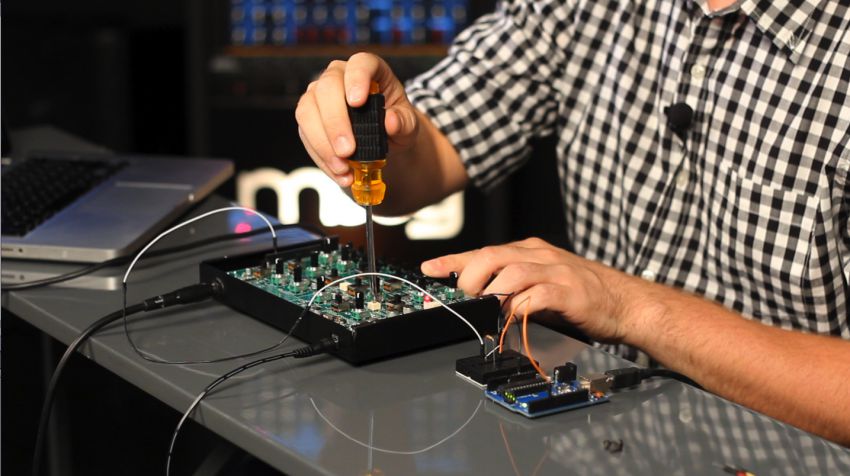 Moog Werkstatt - видеошкола моддинга аналогового синтезатора